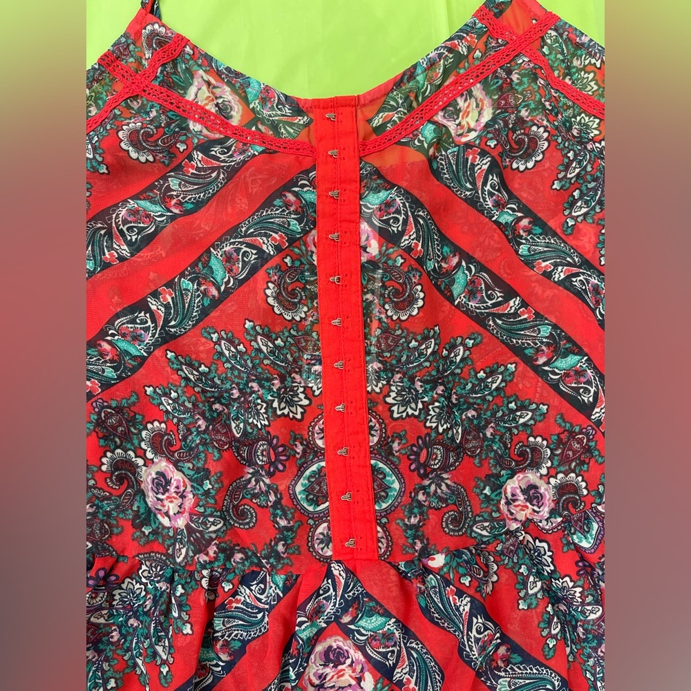 BOHEMIAN TANK TOP EYESHADOW Red and Blue Paisley Print size MEDIUM JUNIORS  NWT